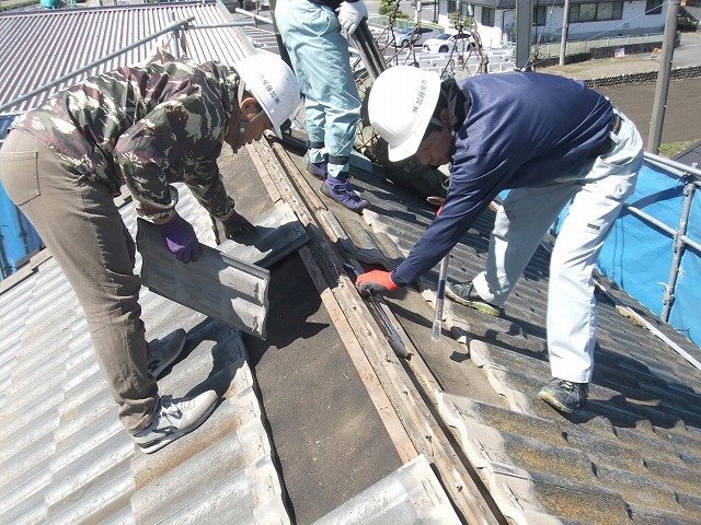 日進市の築年数が不明の中古戸建てで外回りをメンテナンスしたい、セメント瓦と瓦桟の撤去と雨養生を行いました